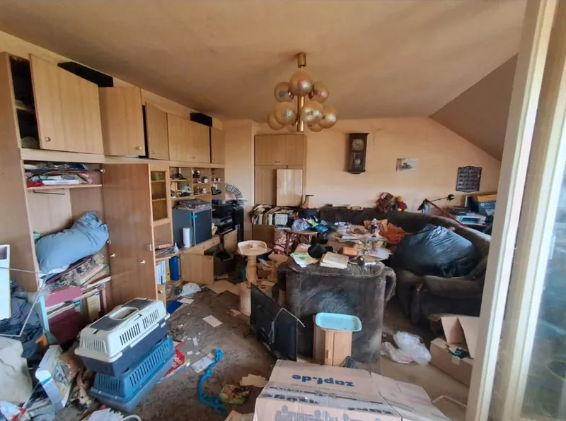 Vollgestelltes Dachgeschosszimmer vor der Haushaltsauflösung in Berlin