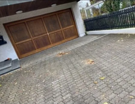 Besenreine Einfahrt und leere Garage nach der Sperrmüllabholung