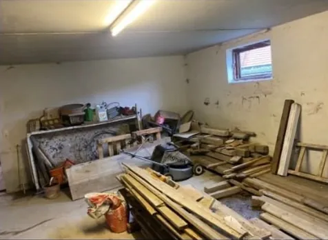 Voller Keller mit Holz und Hausrat vor der Kellerentrümpelung