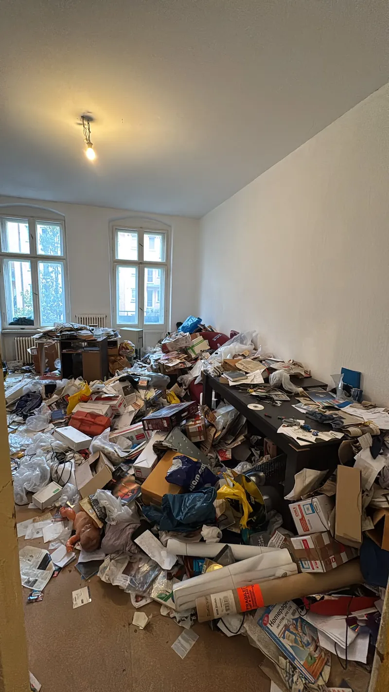 Messie-Wohnung in Berlin vor der Entrümpelung – Zimmer voller Hausrat, Kartons und Papier