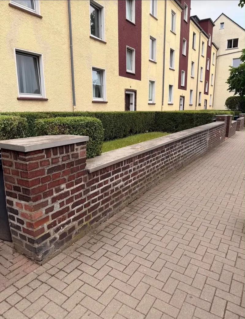 Geräumter Gehweg nach der Sperrmüllabholung durch O.E.K Entrümplungen