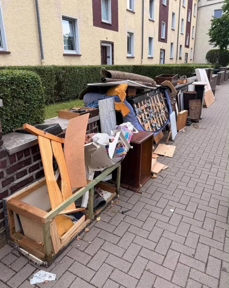 Sperrmüll und alte Möbel auf dem Gehweg in Berlin vor der Abholung